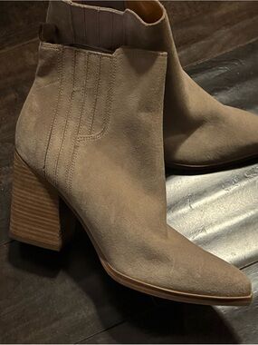 Marc Fisher Women’s Beige Suede Ankle Bootie Pointed Toe Pull-On Elastic 8